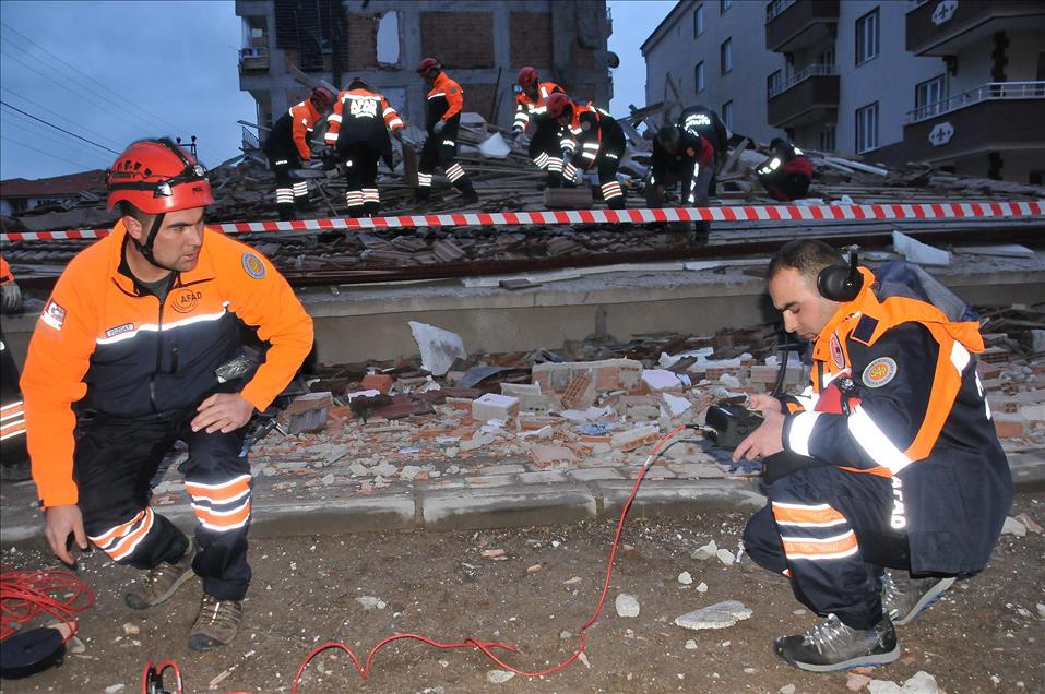 Yerköy'de hasarlı bina çöktü