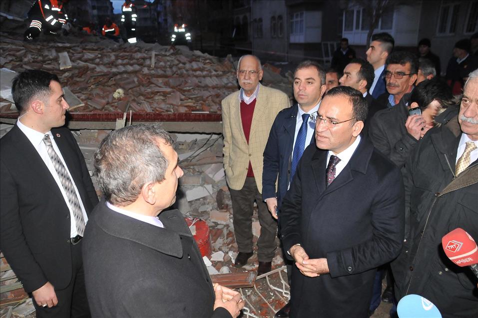 Yerköy'de hasarlı bina çöktü