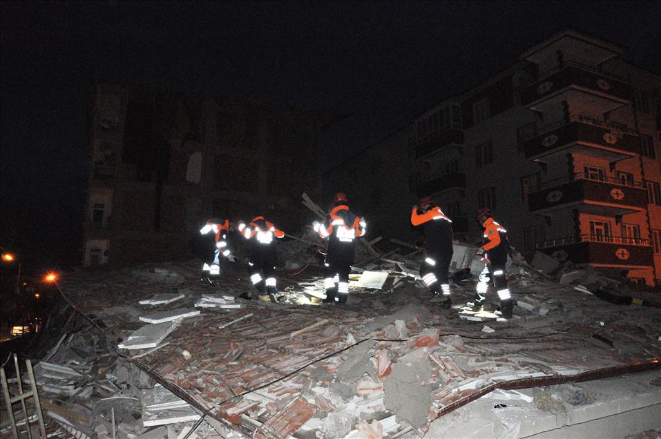 Yerköy'de hasarlı bina çöktü