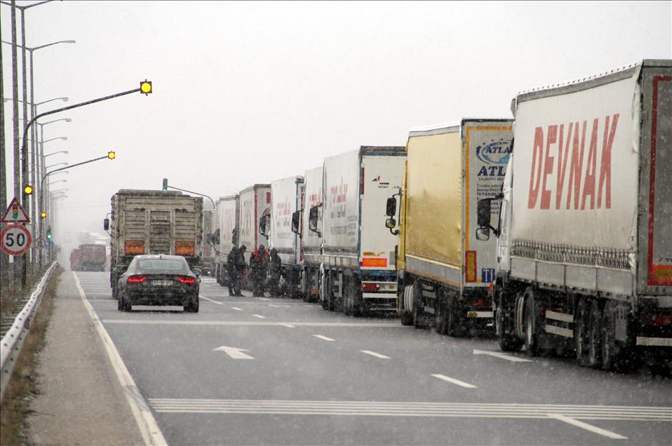 Kapıkule'de 9 kilometrelik tır kuyruğu oluştu
