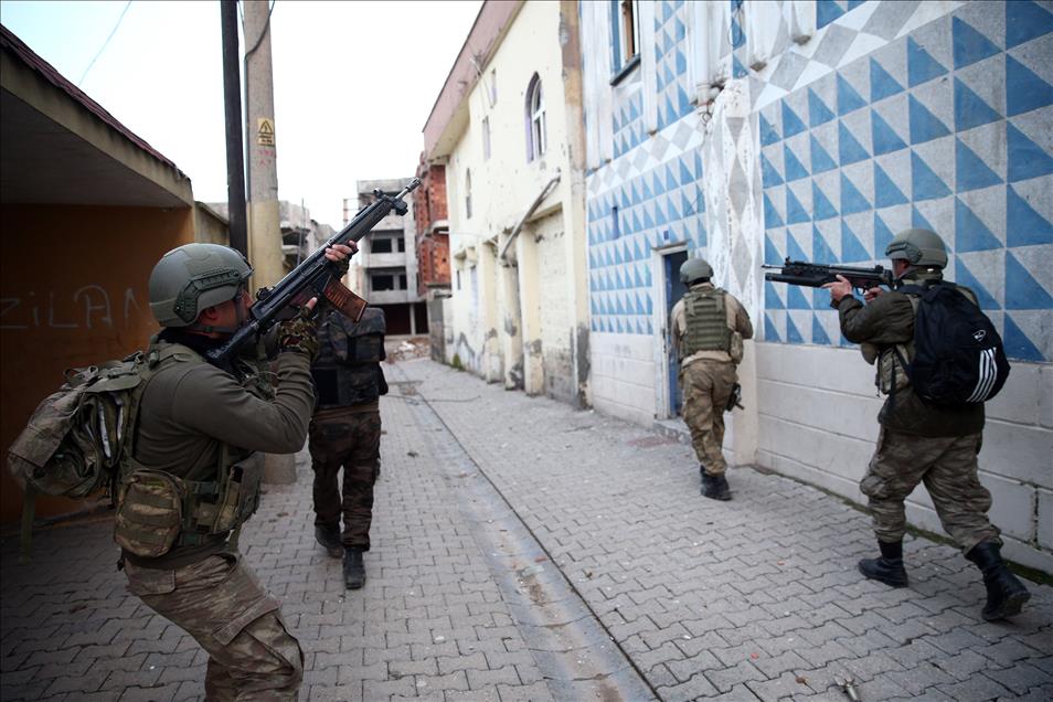 Cizre'de terör örgütü PKK'ya yönelik "Şehit Jandarma Astsubay Kıdemli Çavuş Burak Demirci" operasyonu sürüyor.
