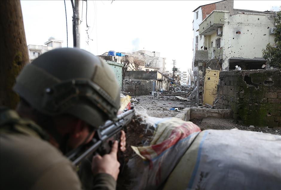 Cizre'de terör örgütü PKK'ya yönelik "Şehit Jandarma Astsubay Kıdemli Çavuş Burak Demirci" operasyonu sürüyor.