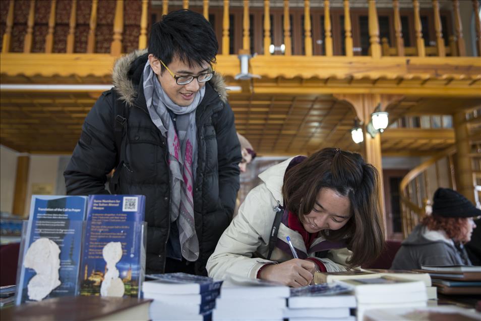 Sultanahmet'te turistlere İslam'ı anlatıyor