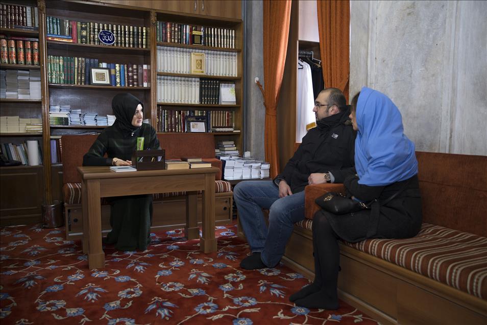 Sultanahmet'te turistlere İslam'ı anlatıyor