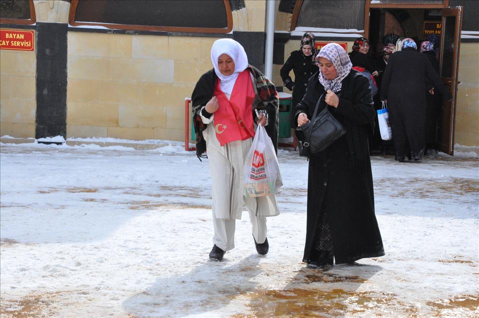 Yozgatlı iş adamı, işçiler ve öğrencileri umreye gönderdi
