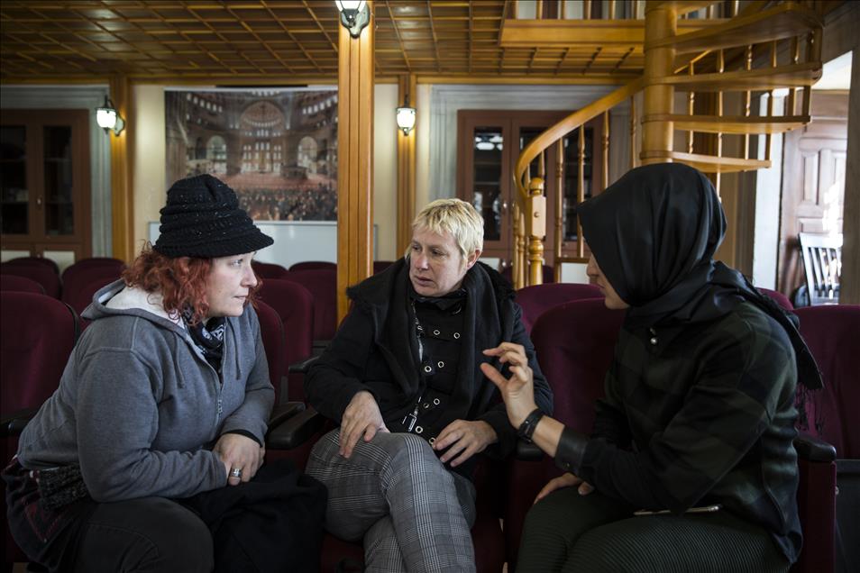 Sultanahmet'te turistlere İslam'ı anlatıyor