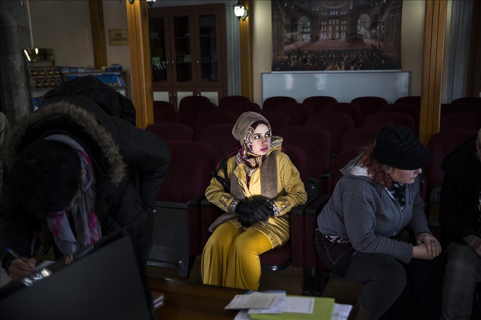 Sultanahmet'te turistlere İslam'ı anlatıyor