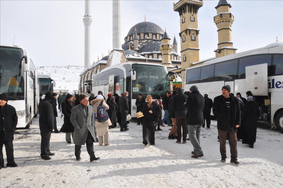 Yozgatlı iş adamı, işçiler ve öğrencileri umreye gönderdi