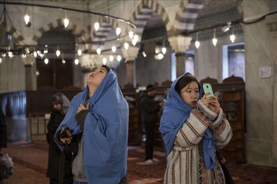 Sultanahmet'te turistlere İslam'ı anlatıyor