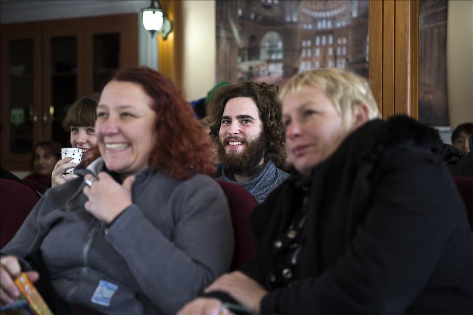 Sultanahmet'te turistlere İslam'ı anlatıyor