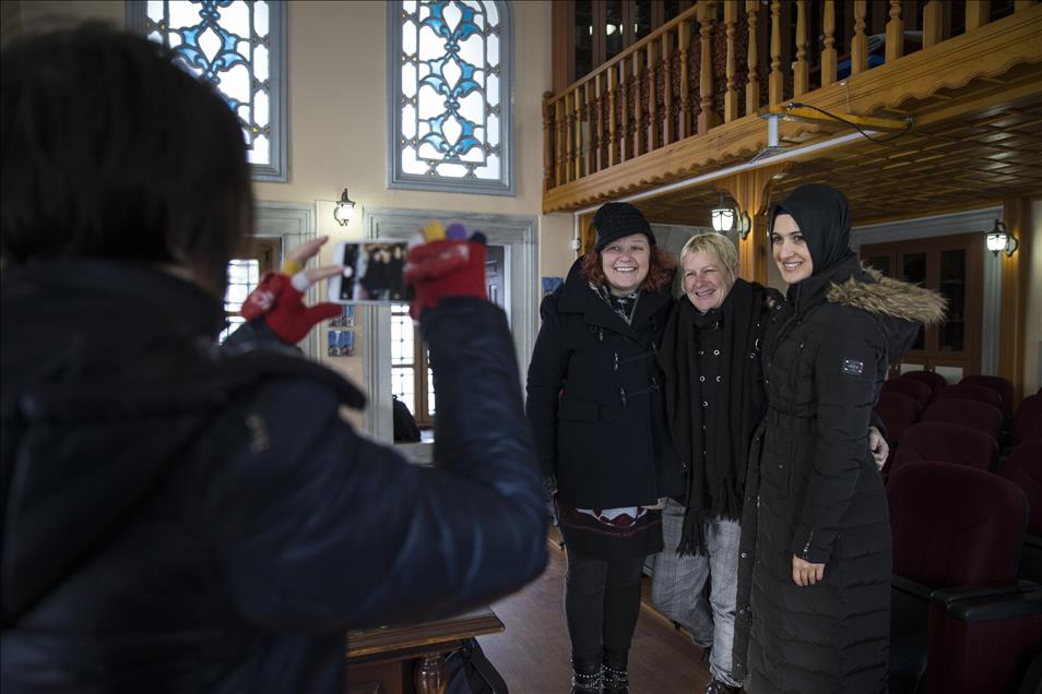 Sultanahmet'te turistlere İslam'ı anlatıyor
