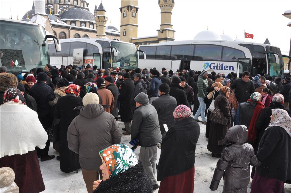 Yozgatlı iş adamı, işçiler ve öğrencileri umreye gönderdi