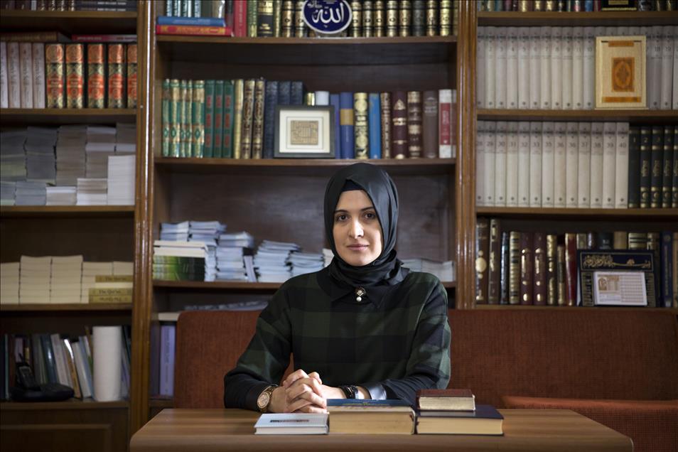 Sultanahmet'te turistlere İslam'ı anlatıyor