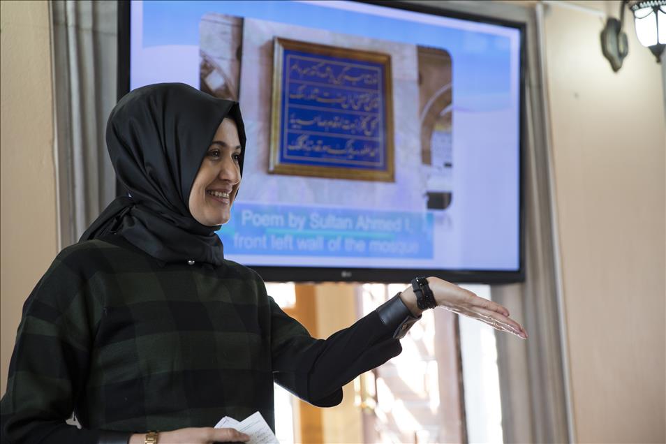 Sultanahmet'te turistlere İslam'ı anlatıyor