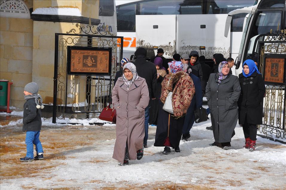 Yozgatlı iş adamı, işçiler ve öğrencileri umreye gönderdi