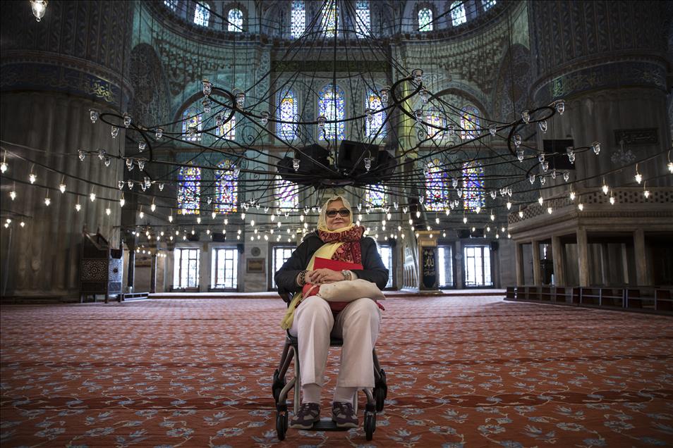 Sultanahmet'te turistlere İslam'ı anlatıyor