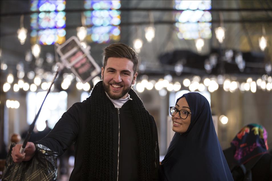 Sultanahmet'te turistlere İslam'ı anlatıyor