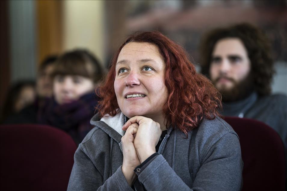 Sultanahmet'te turistlere İslam'ı anlatıyor