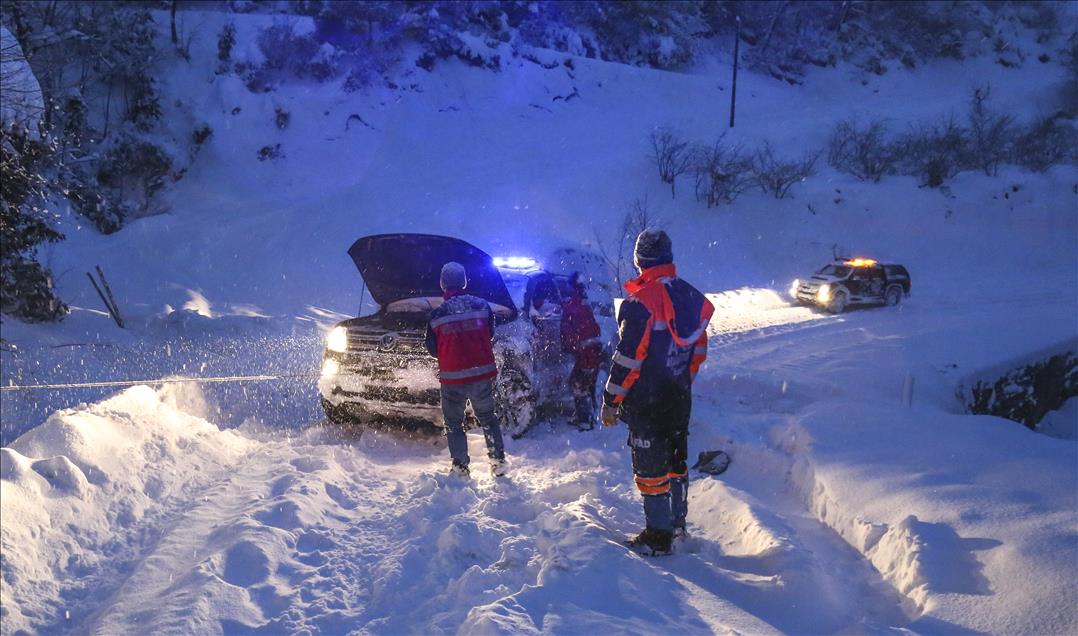 Karda mahsur kalan hastaların yardımına AFAD ve UMKE yetişti