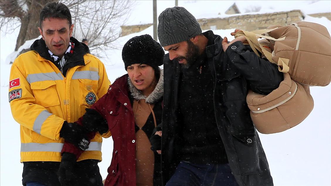 Hamile kadın paletli ambulansla kurtarıldı 2