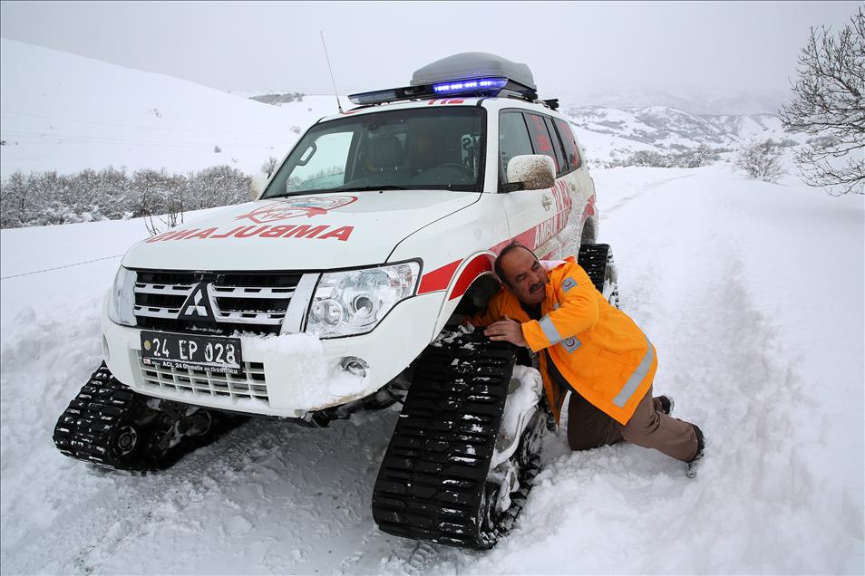 Hamile kadın paletli ambulansla kurtarıldı