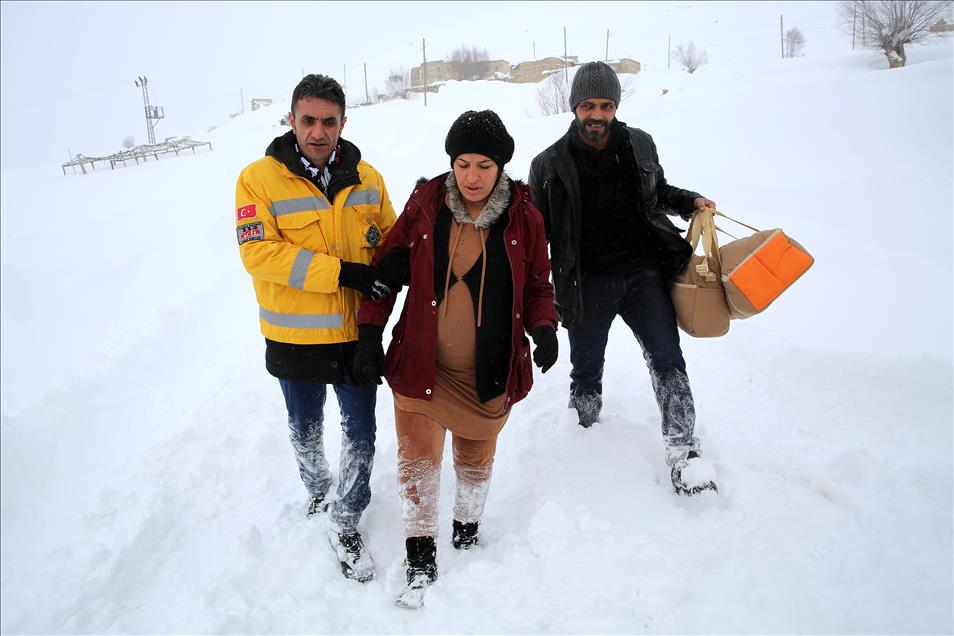 Hamile kadın paletli ambulansla kurtarıldı