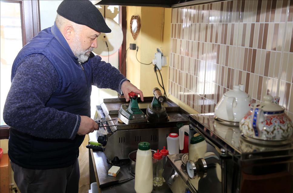 Pantolon paçası yerine "tost" ütülüyor