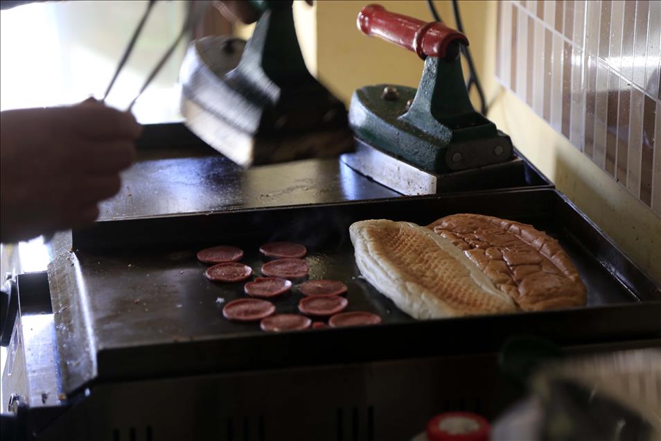 Pantolon paçası yerine "tost" ütülüyor