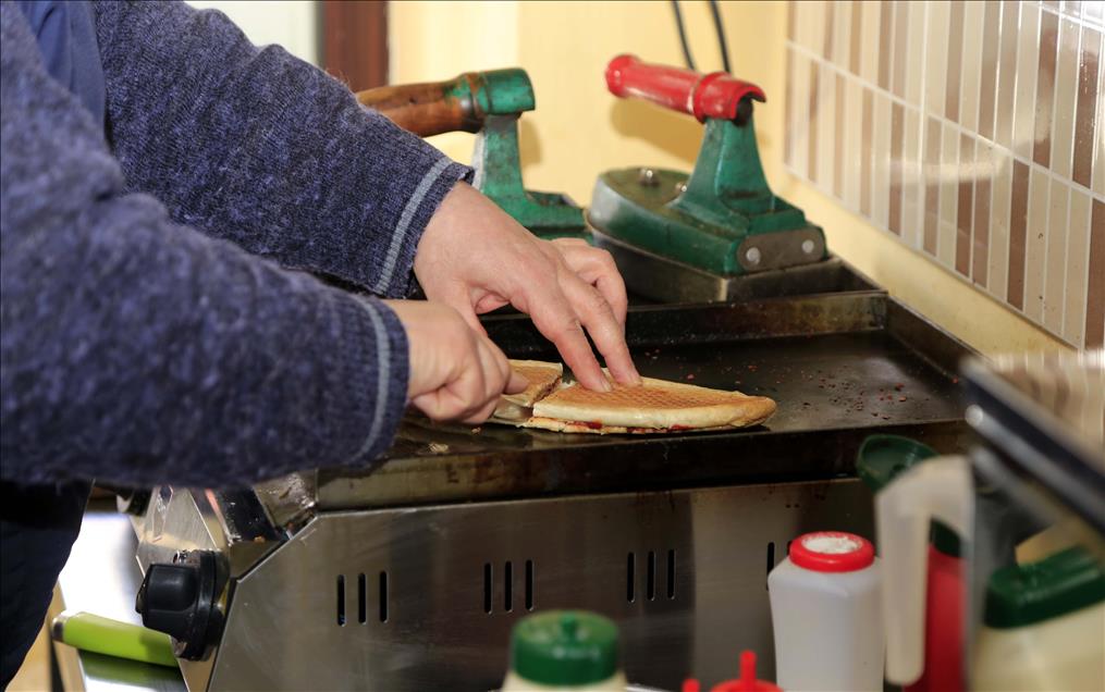 Pantolon paçası yerine "tost" ütülüyor