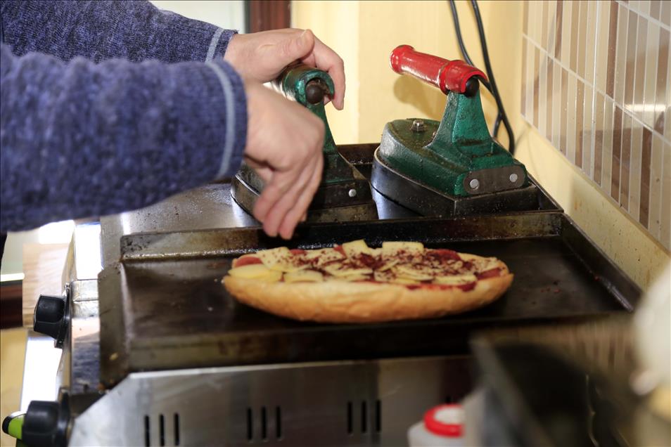 Pantolon paçası yerine "tost" ütülüyor