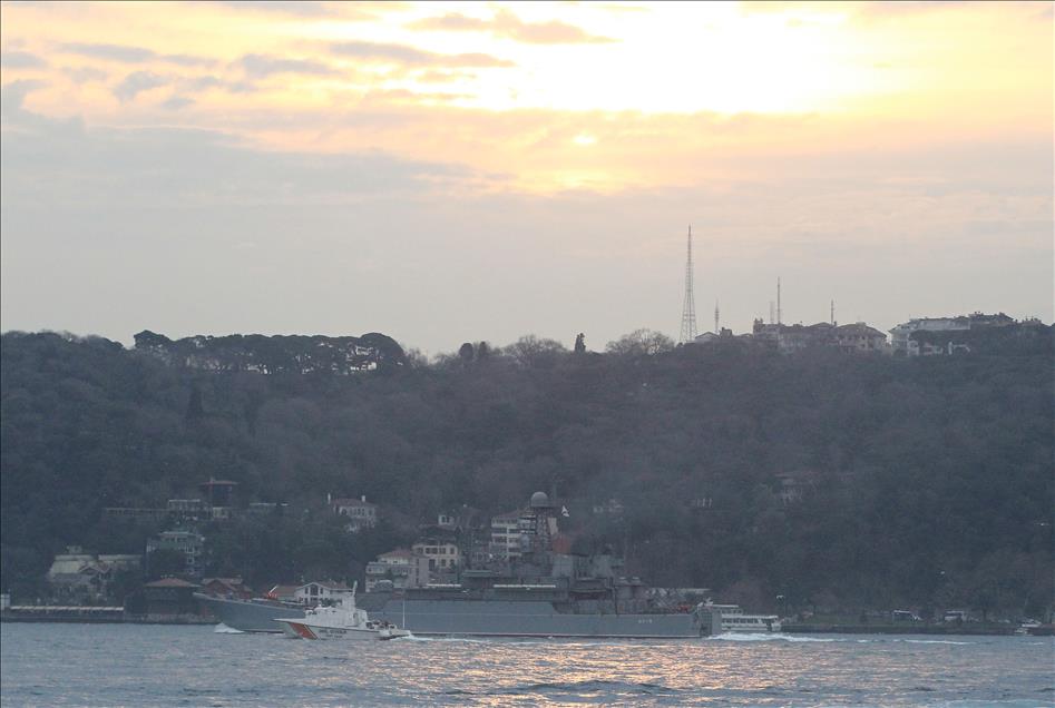 Rus askeri gemileri İstanbul Boğazı'ndan geçti
