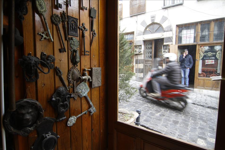 Satmaya kıyamadığı antika eşyaları müzede sergiliyor