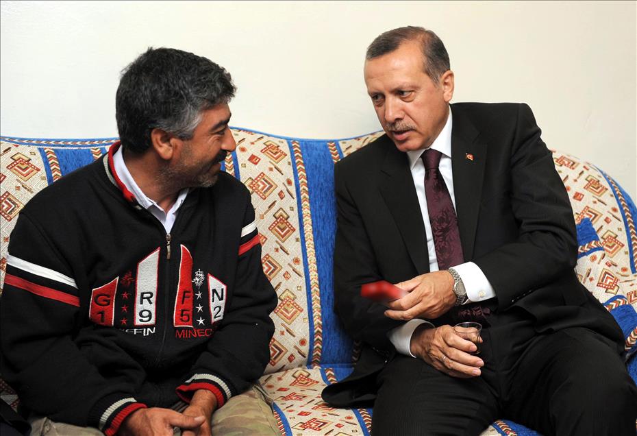 Erdoğan ziyaret ettiği gecekondudaki vatandaştan sigarayı bırakmasını istedi