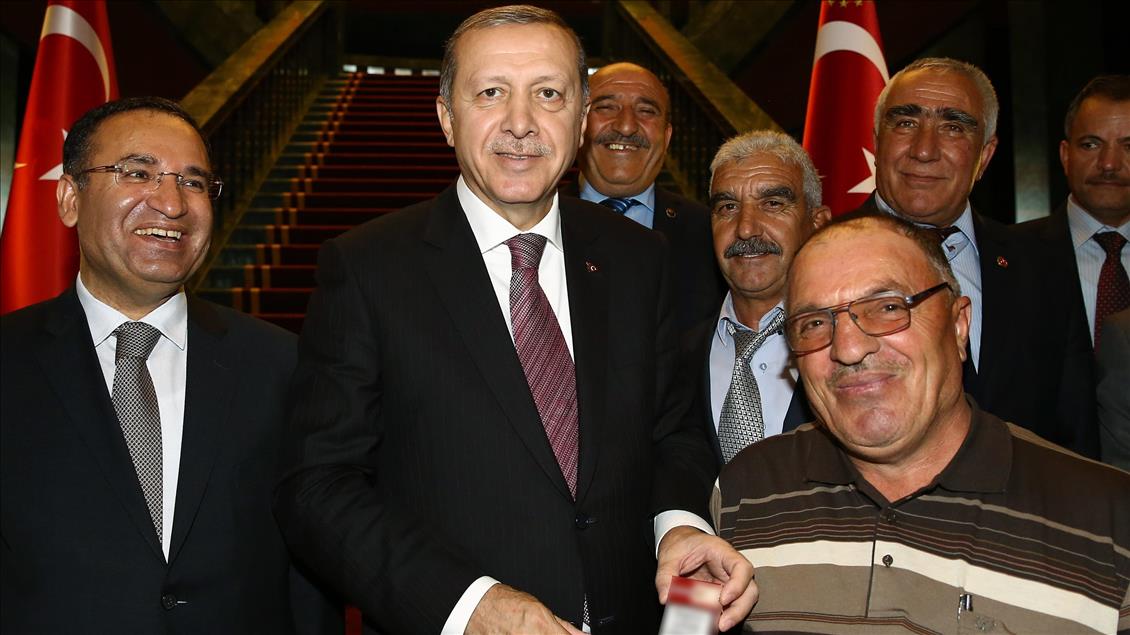 Cumhurbaşkanı Erdoğan muhtarlara sigarayı bıraktırdı
