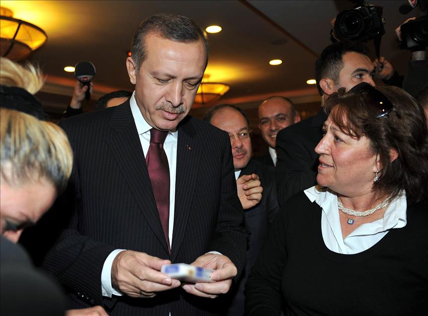 Erdoğan 2 kadından sigara içmeyecekleri sözü aldı