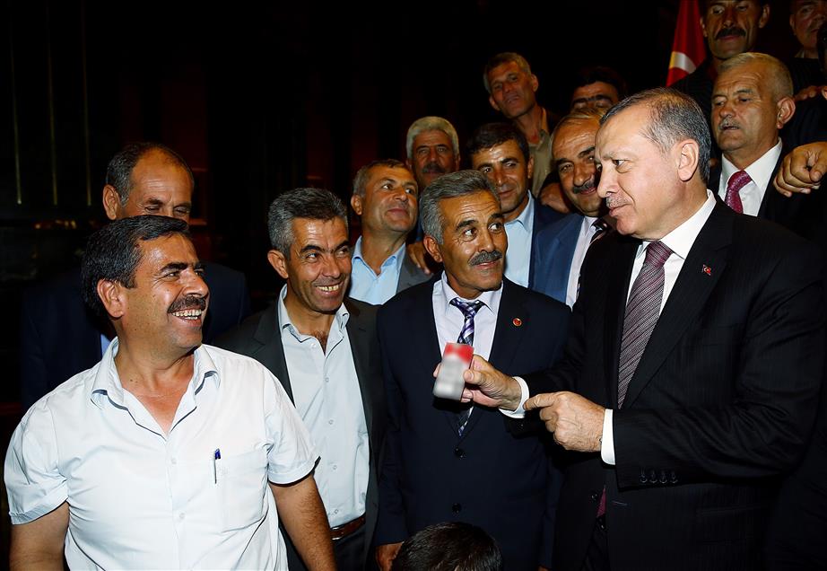 Cumhurbaşkanı Erdoğan muhtarlardan sigarayı bırakma sözü aldı