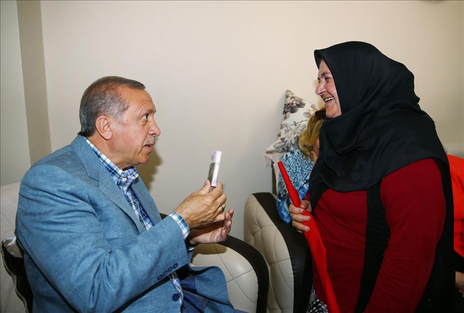 Cumhurbaşkanı Erdoğan İstanbul'da ev ziyaretinde sigarayı bıraktırdı