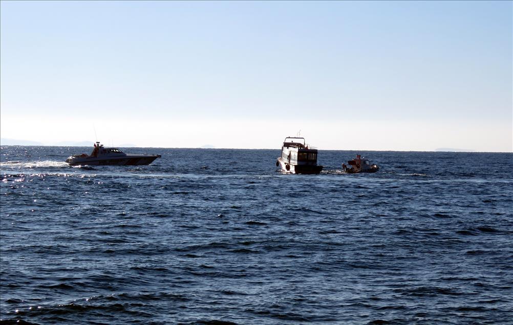 Göçmenleri yıpranmış tekneye bindirmek isterken yakalandı