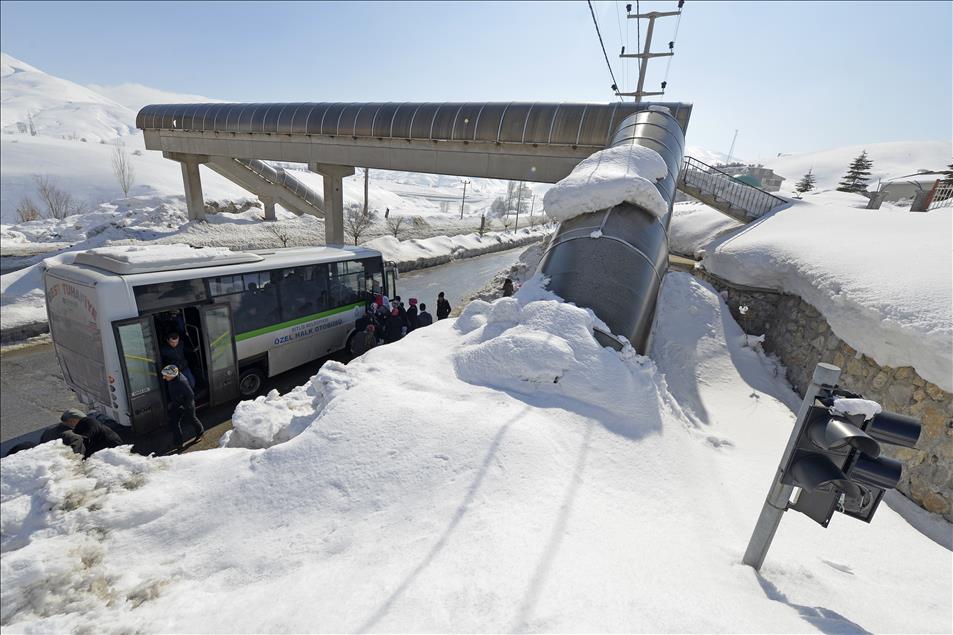 Bitlis'te metrelerce kar