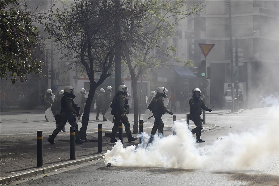 Protesting Greek farmers clash with riot police