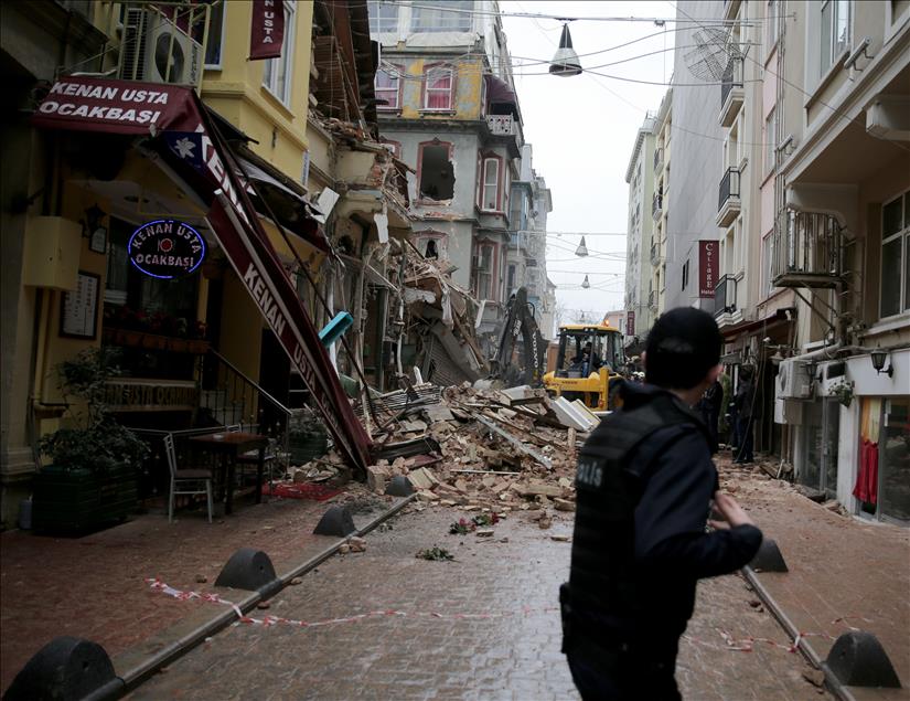 Beyoğlu'nda boş iki bina çöktü