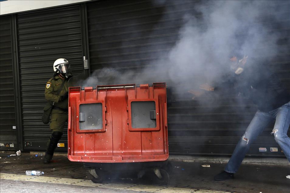 Protesting Greek farmers clash with riot police