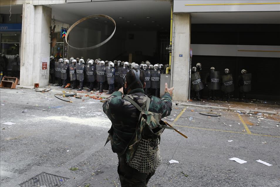Protesting Greek farmers clash with riot police