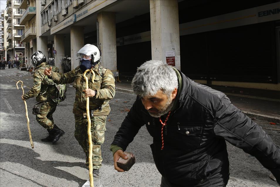 Protesting Greek farmers clash with riot police