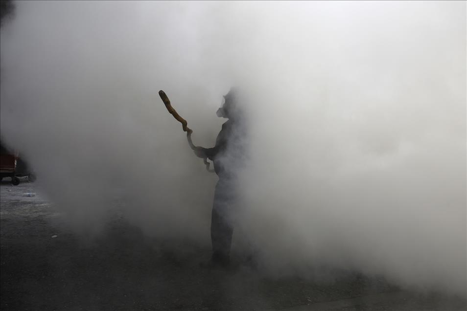 Protesting Greek farmers clash with riot police