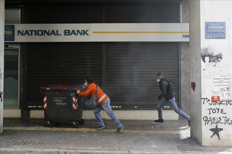 Protesting Greek farmers clash with riot police