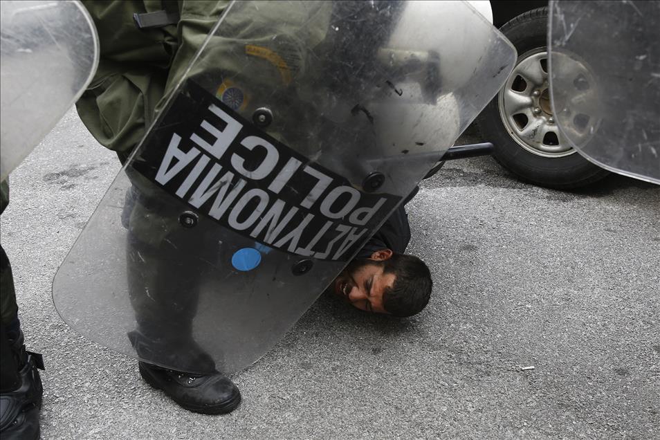 Protesting Greek farmers clash with riot police