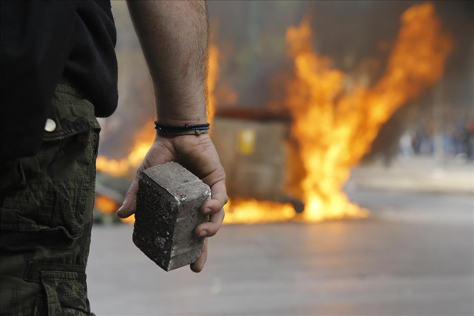 Protesting Greek farmers clash with riot police