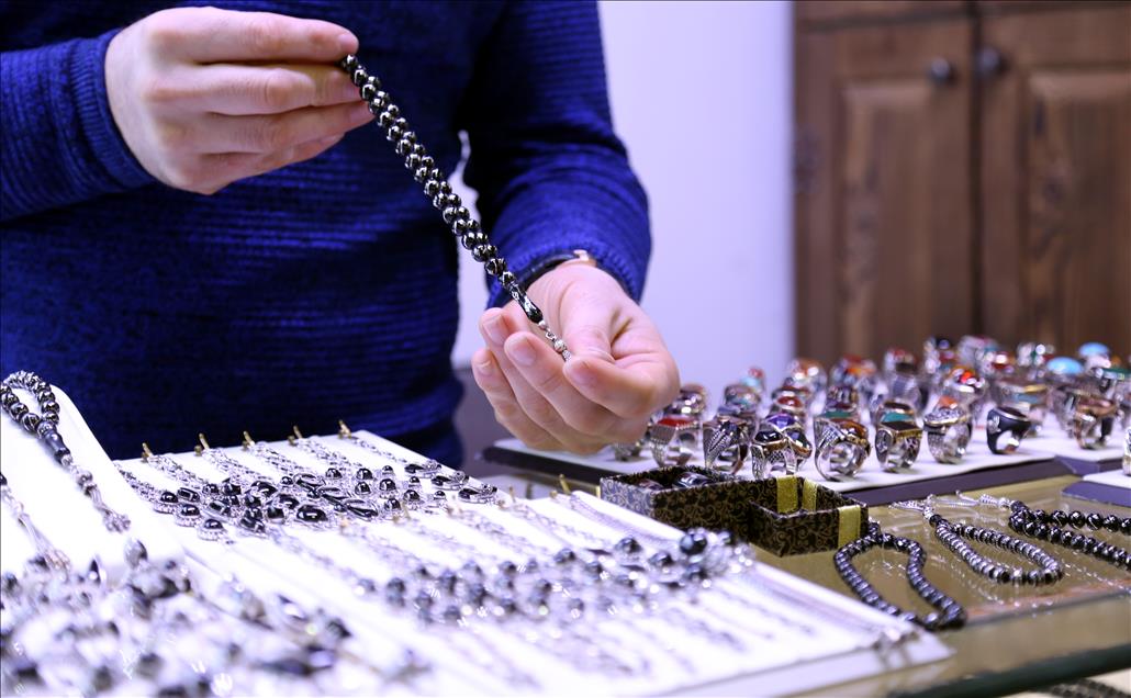 "Oltu taşı" sevgililer için şekillendirildi