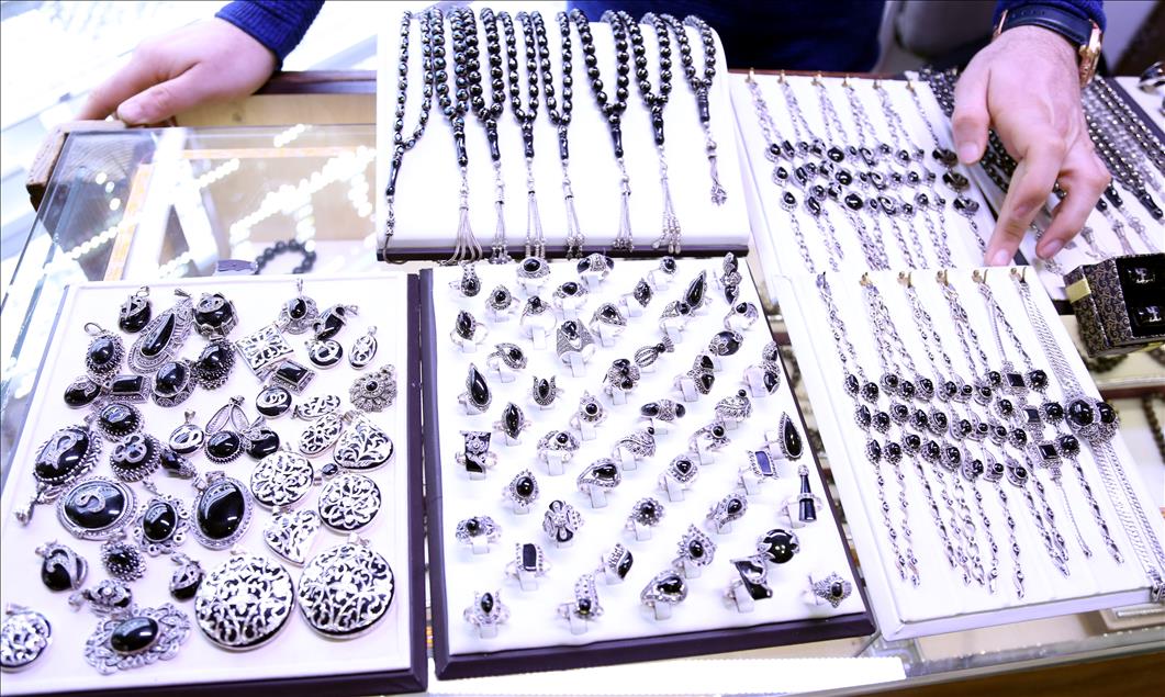 "Oltu taşı" sevgililer için şekillendirildi